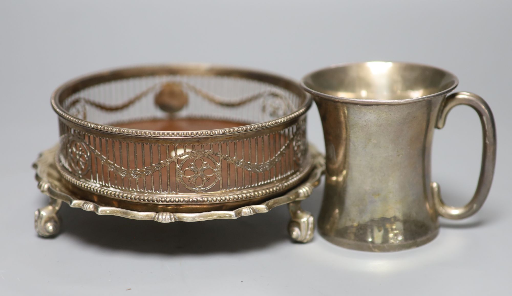 A George V silver waiter, London, 1919, a silver mug and a modern silver wine coaster,